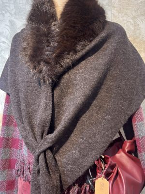 capa con cuello de pelo sintentico